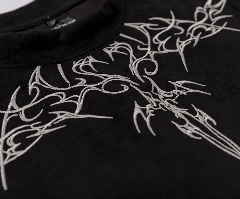 Zamszowy T-shirt z krótkim rękawem i haftem